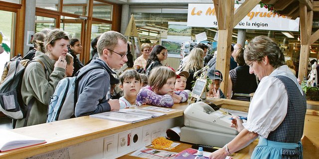 Wegen der Pandemie-Situation ging die Besucherzahl in der Gruyère-Schaukäserei stark zurück. Dennoch soll am geplanten Neubau festgehalten werden. (Bild Archiv fo)