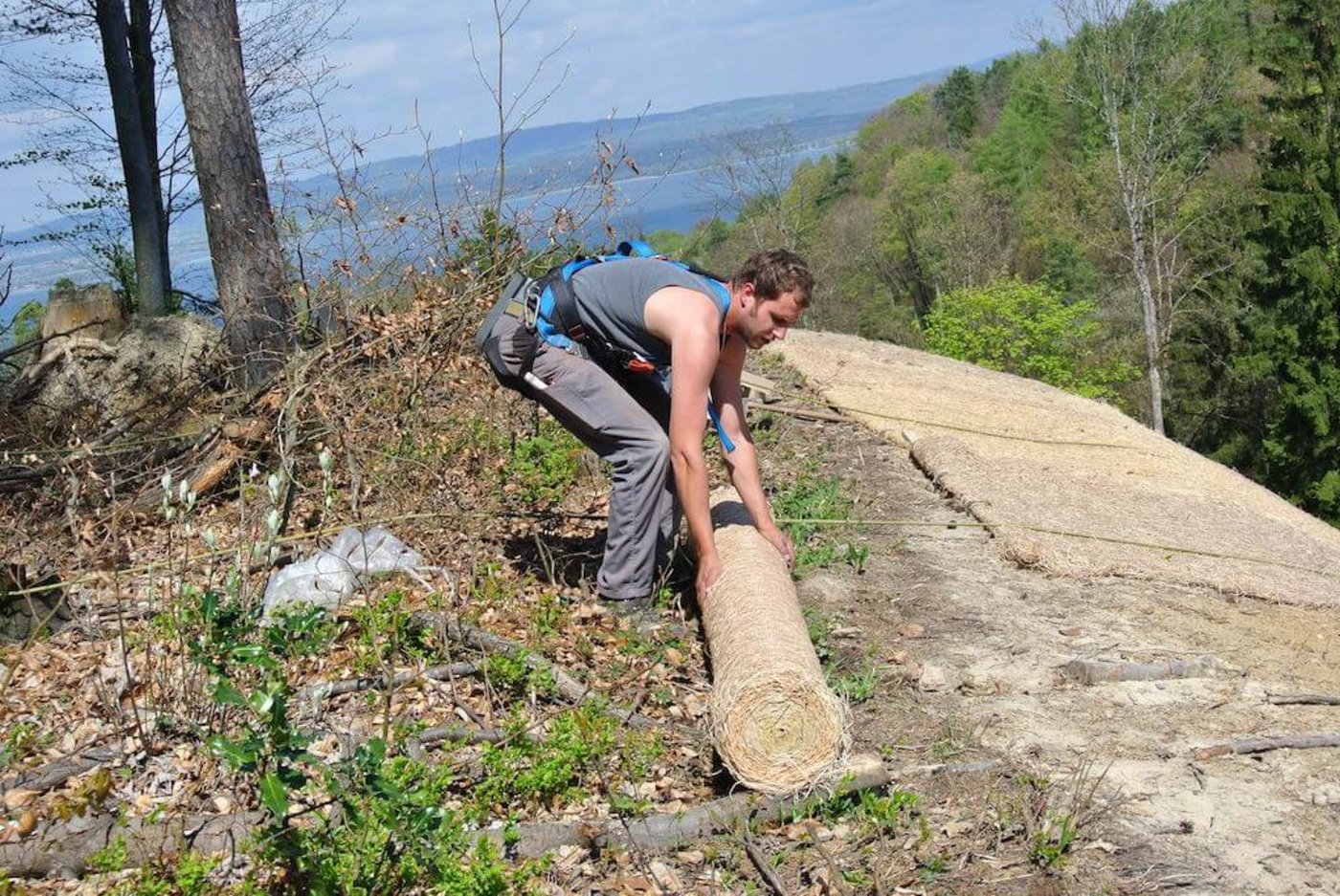 Das Holzwolle-Vlies als Erosionsschutz lässt sich laut Medienmitteilung leicht ab Rolle verlegen. (Bilder zVg)