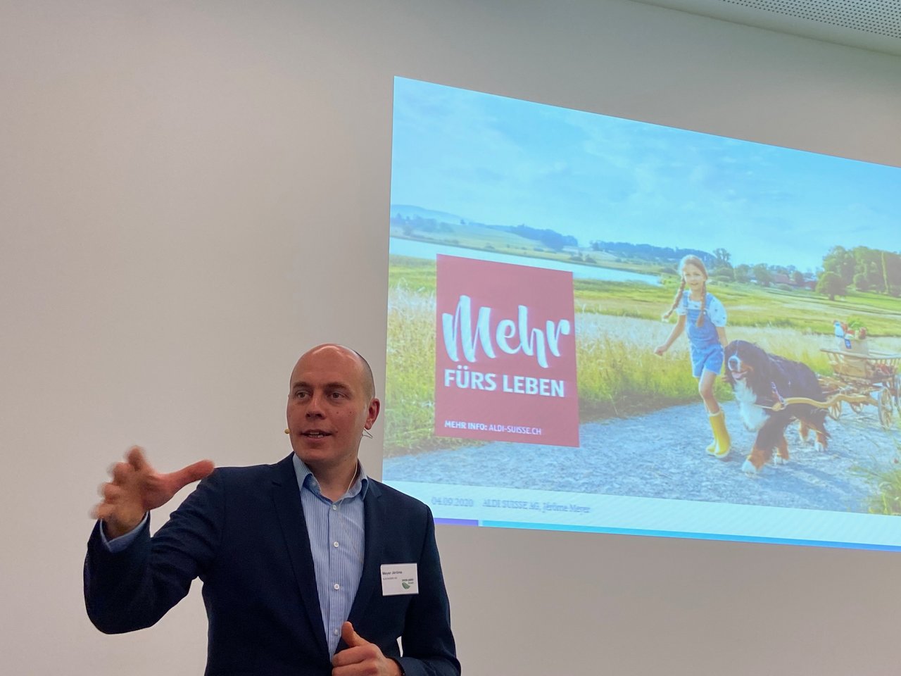 Aldi Suisse-Managing Director Jérôme Meyer erklärte, man wolle die Landwirtschaft nicht idyllisieren, sondern möglichst nachhaltige Produkte mit Swissness zum günstigsten Preis anbieten. (Bild akr)