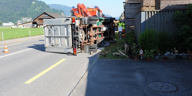 Der leere Transporter blieb auf der Seite liegen. (Bild Kapo Nidwalden)