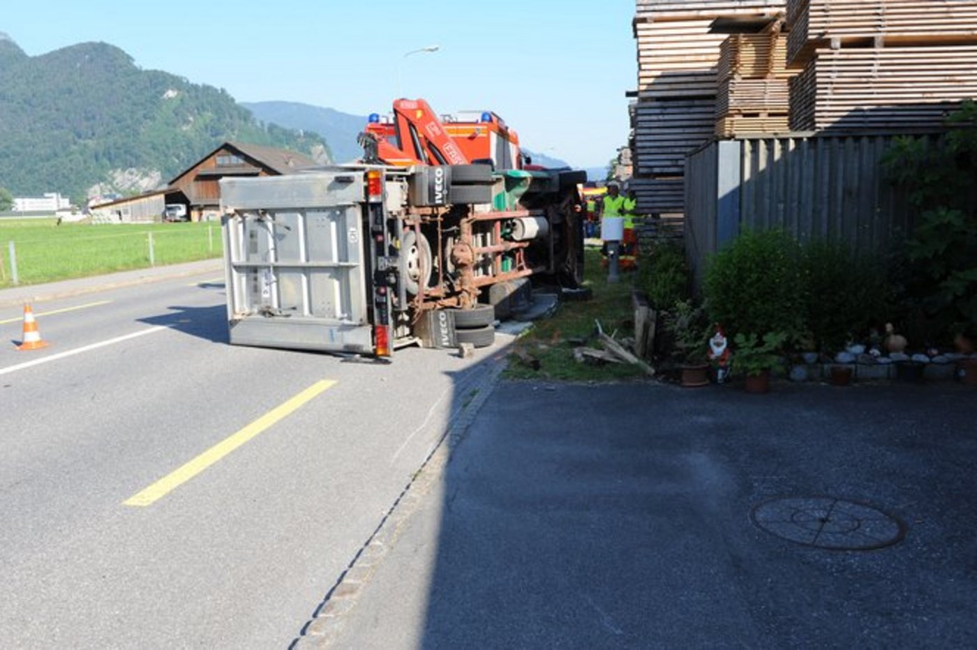 Der leere Transporter blieb auf der Seite liegen. (Bild Kapo Nidwalden)