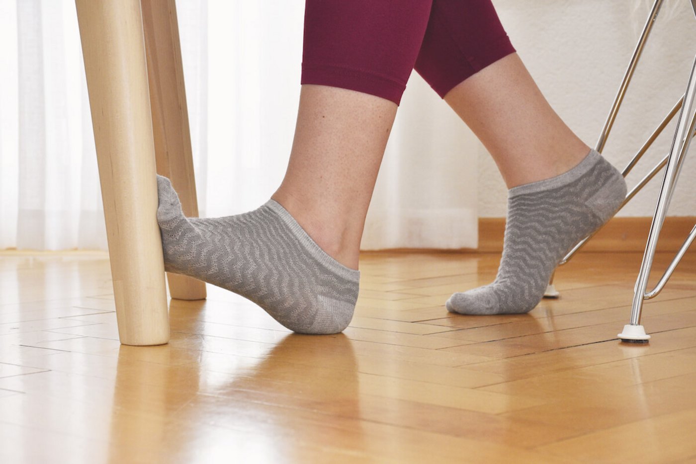 Zehenbeuger dehnen im Sitzen oder im Stehen: Zehen gegen eine Wand oder ein Tischbein drücken. 15 Sekunden halten, wechseln. Wir die Übung im Stehen gemacht: beide Füsse flach auf den Boden.  (Foto: Cornelia von Däniken)