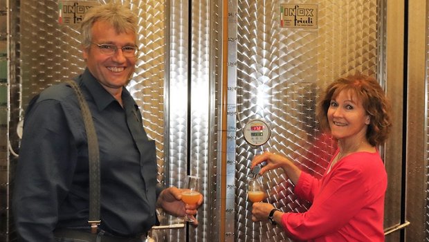 Daniel und Sonja Witzig stossen mit dem gärenden Grundbier für den späteren Whisky an. (Bild Roland Müller)