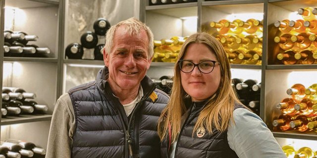 Josef Meyer und Tochter Esther Dos Santos-Meyer im Weinarchiv. Die Landwirtin und studierte Betriebswirtin arbeitete einige Jahre im Finanzbereich. Auf Ende Jahr übernimmt sie die Pacht.