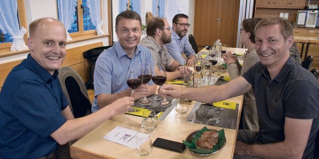 René Epp, Jan Arnet und Thomas Röösli (v. l. n. r.) stossen an auf ein gutes Geschäftsjahr 2020 der Biosphäre Markt AG. (Bild Sandra Steffen-Odermatt)