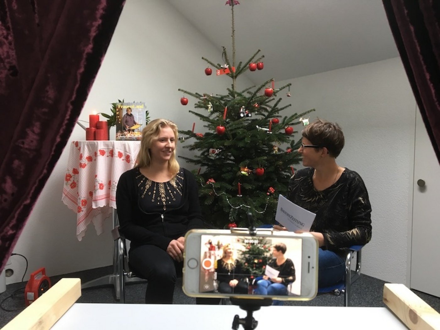 Im Studio diskutierten Redaktorinnen Alice Sager und Esther Thalmann angeregt. (Bild BauZ)