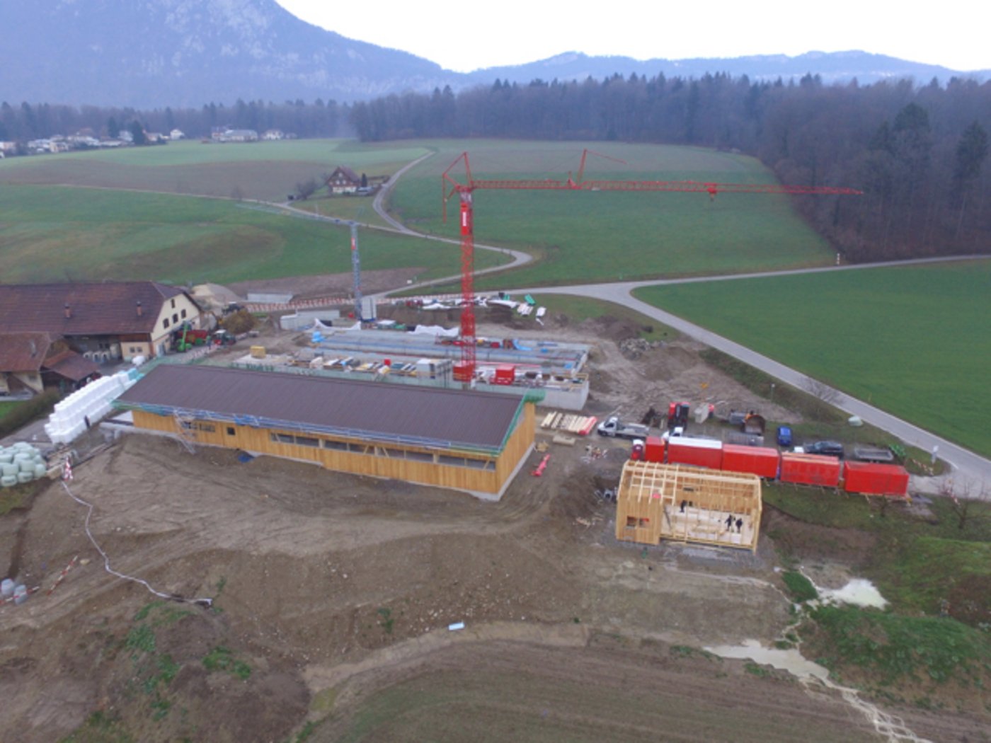 Das Zweckgebäude Bienen wurde noch vor Weihnachten aufgerichtet. (Bilder zVg)