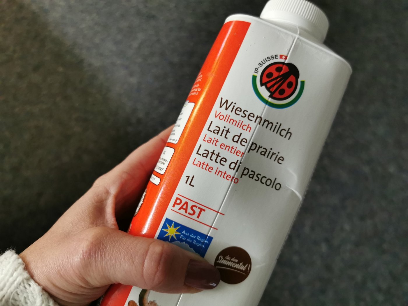 Vereinzelt hat der Anflug des Käfers in die Migros-Filialen bereits stattgefunden, wie hier auf der Wiesenmilch-Packung. (Bild sb)