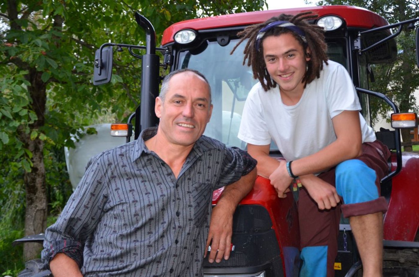 Für den Bergbauern Andreas Cadonau (links) war der Zivildienstleistende eine gute Hilfe. Jakob Hochuli hört gerne Reggaemusik. Der junge Mann mit der Rastafrisur ist jedoch voller Überraschungen und spielt neben Klavier und Waldhorn auch Alphorn. (Bild: Susi Rothmund)