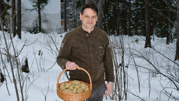 Hansjörg Ladurner präsentiert die Kartoffeln, die er diesen Herbst von «seinem» Bergacker ernten konnte. Für den Küchenchef des Scalottas zählen Qualität und Geschmack mehr als Form und Grösse. (Bilder sgi)