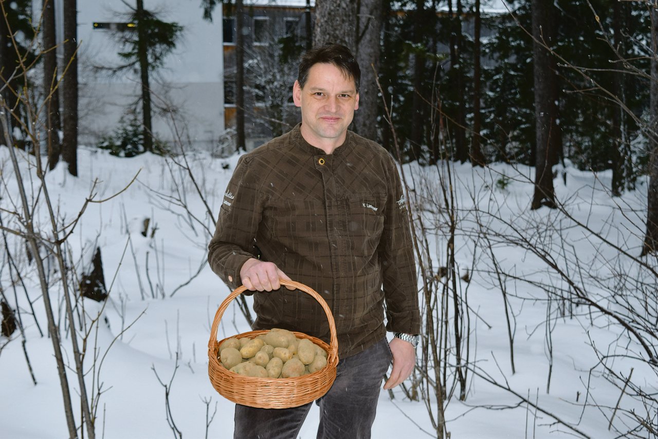 Hansjörg Ladurner präsentiert die Kartoffeln, die er diesen Herbst von «seinem» Bergacker ernten konnte. Für den Küchenchef des Scalottas zählen Qualität und Geschmack mehr als Form und Grösse. (Bilder sgi)