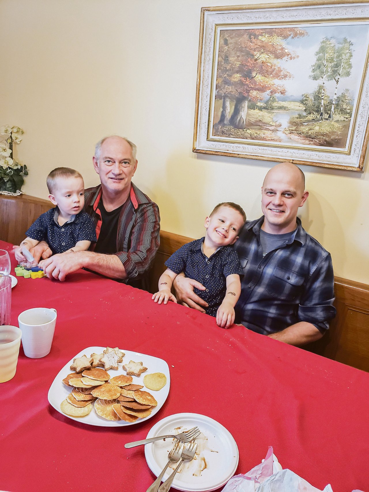 Jakob Fankhauser (links) mit seinem Sohn Joël und dessen Buben Jack und Alexis. Sie bewirtschaften heute die Farm, welche die Eltern von Jakob Fankhauser 1977 gekauft haben.(Bilder zVg)