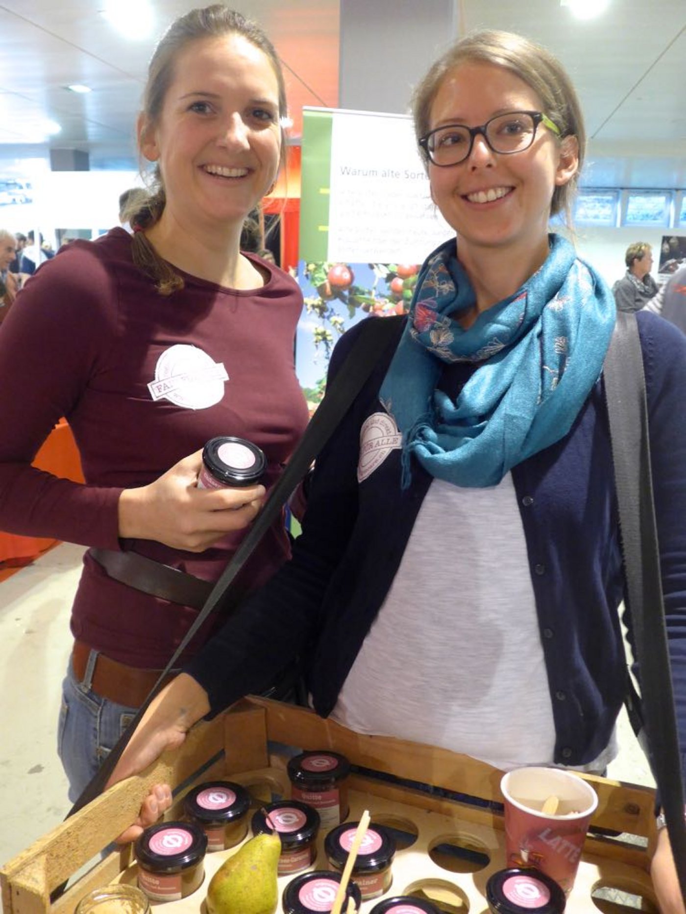 Katrin Bürchler (links) von farmcare.ch und ihre Kollegin Stefanie Kremmel stellten exzellente Chutneys aus Hochstamm-Obst vor. (Bild Adrian Krebs)