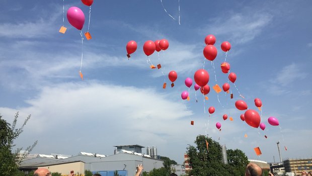 Bei der Versammlung in Sins AG fand auch der traditionelle Ballonwettflug statt. Die Ballone tragen Werbung für Ferien auf dem Bauernhof mit sich, Funde können bei der Geschäftsstelle gemeldet werden. (Bild zVg / Ferien auf dem Bauernhof) 