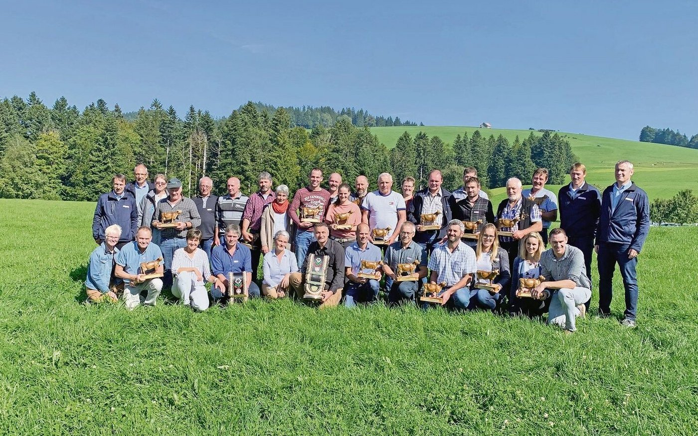 Sie alle sind stolze Besitzer einer Kuh, die bis zum abgelaufenen Kontrolljahr eine Lebensleistung von über 125 000 kg Milcherreicht hat. 