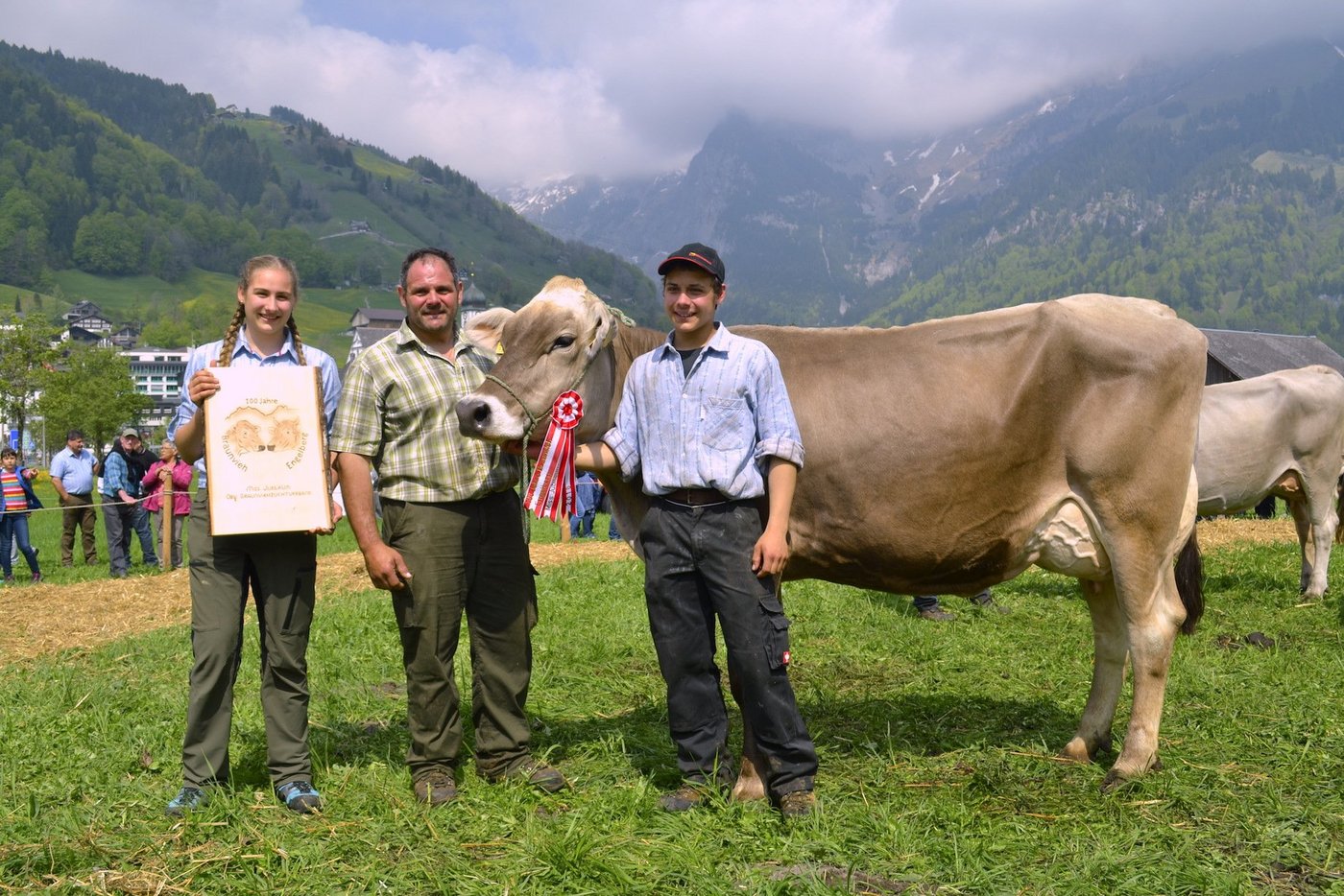 Wolga ist "Miss Jubiläum", zur Freude von Züchter Sepp Infanger  (Mitte) und dessen Kindern Antonia und Sepp junior. (Bild Paul Küchler)
