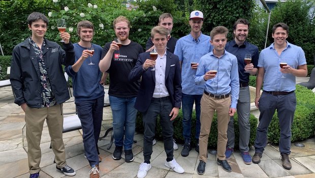 Neun der zwölf jungen Bierbrauer stossen auf ihren Lehrabschluss an. Bild: (Schweizer Brauereiverband)