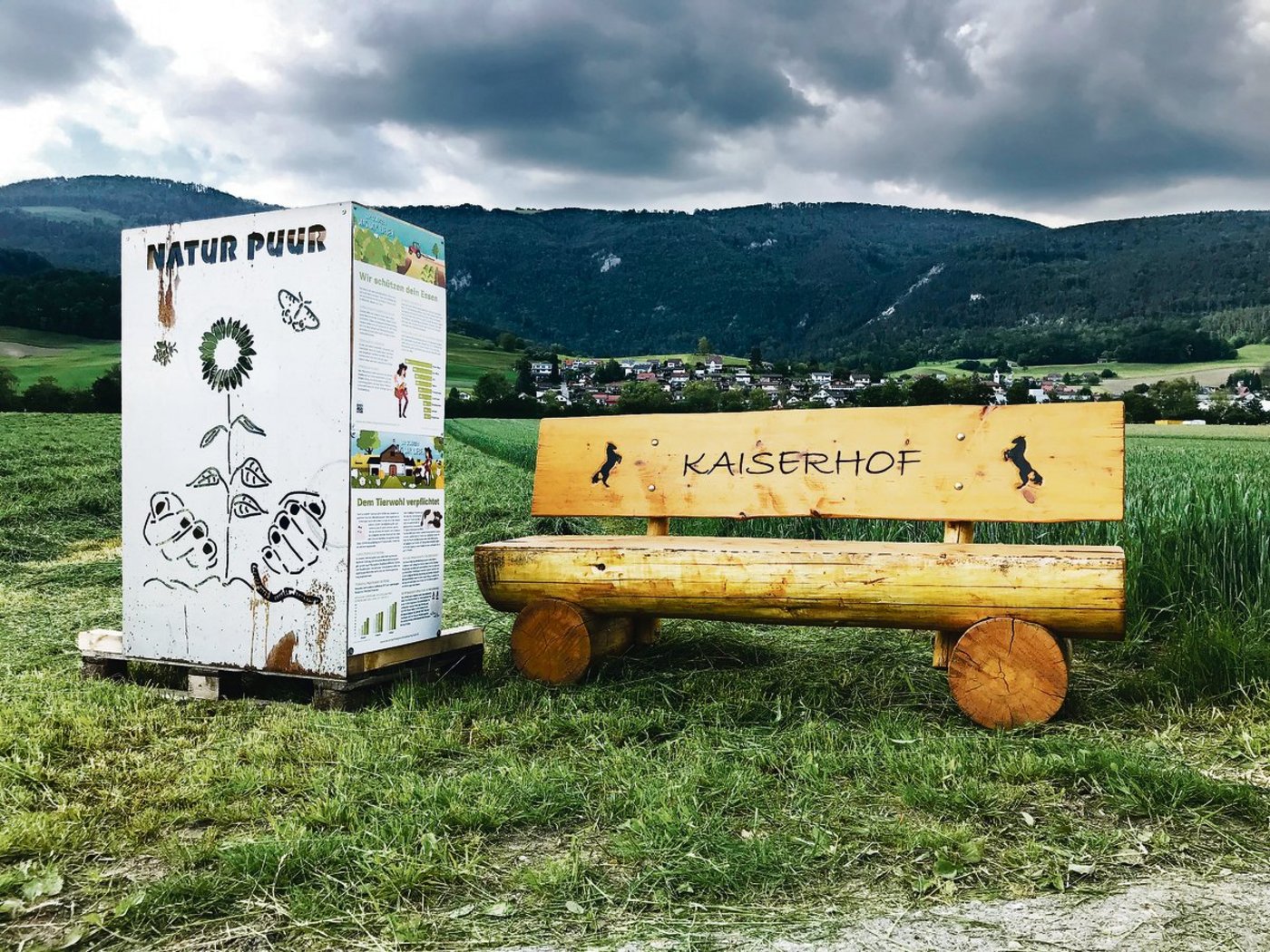 Bei Landwirt Christian Stark aus Laupersdorf SO, kommen die Feldrandtafeln originell zum Einsatz. Während der Konsument sich ausruht, kann er sich gleich weiterbilden. (Bild zVg)
