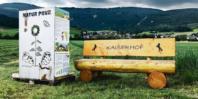 Bei Landwirt Christian Stark aus Laupersdorf SO, kommen die Feldrandtafeln originell zum Einsatz. Während der Konsument sich ausruht, kann er sich gleich weiterbilden. (Bild zVg)