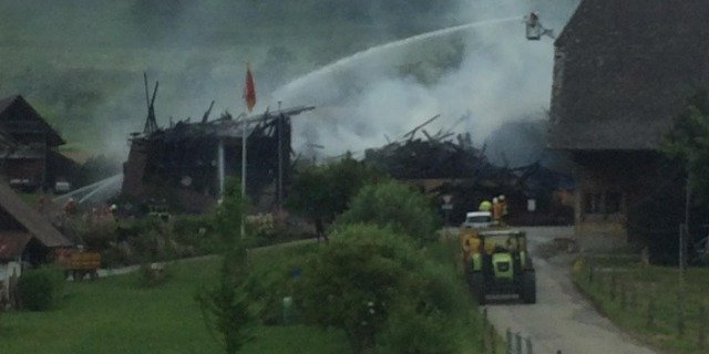 Zurzeit ist die Feuerwehr noch mit Nachlöscharbeiten beschäftigt. (Bild polizei-schweiz.ch)