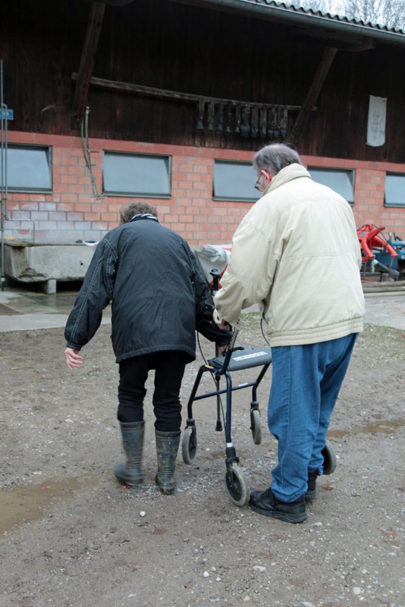 Mit Hilfe eines Rollators kann Ernst heute wieder gehen. Unebene Stellen sind aber eine Herausforderung.
