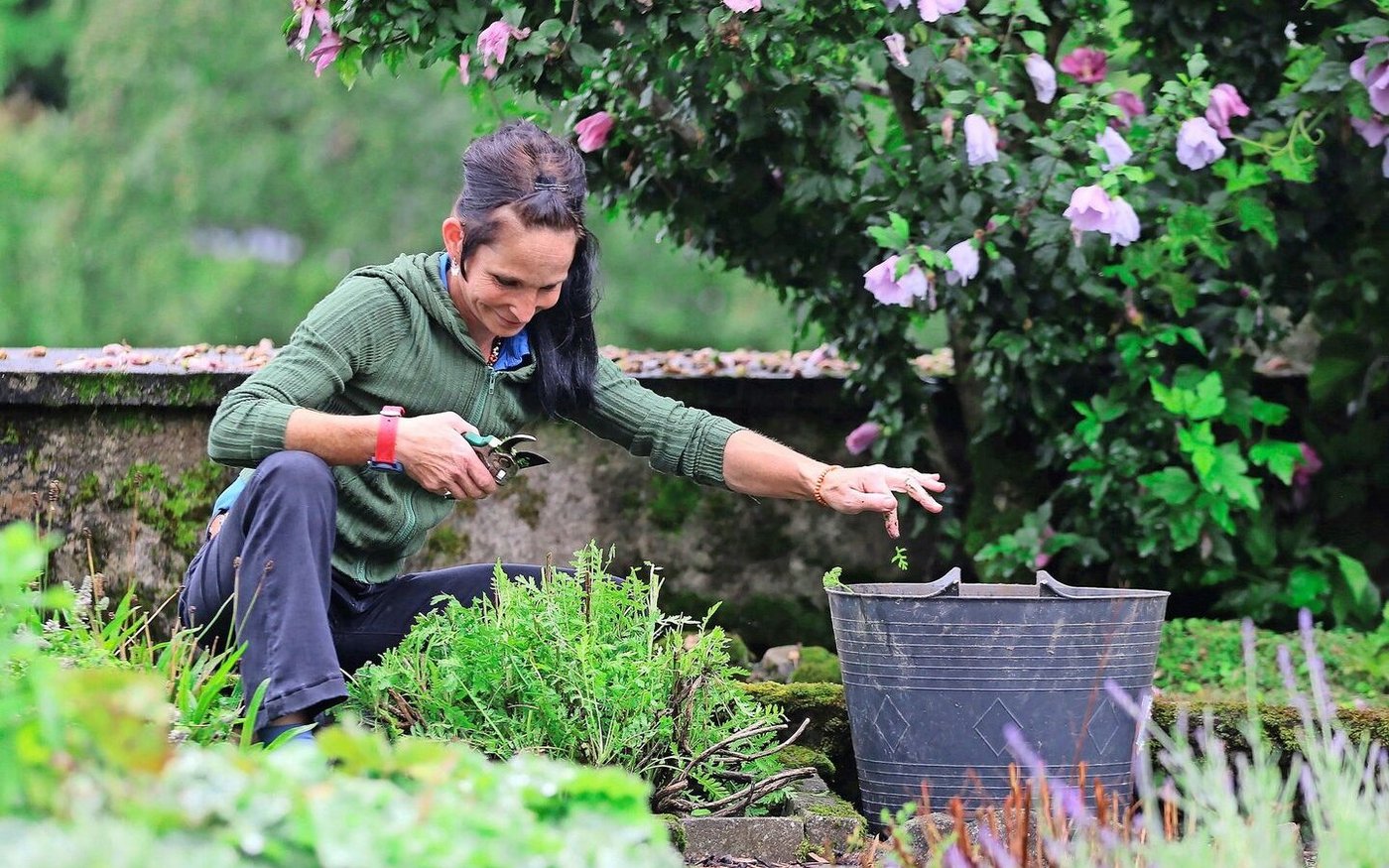 Ursi Reichlin geniesst die Arbeit mit ihren Händen. Sie kann einen Teil ihrer Sehschwäche mit dem ausgeprägten Tastsinn kompensieren.