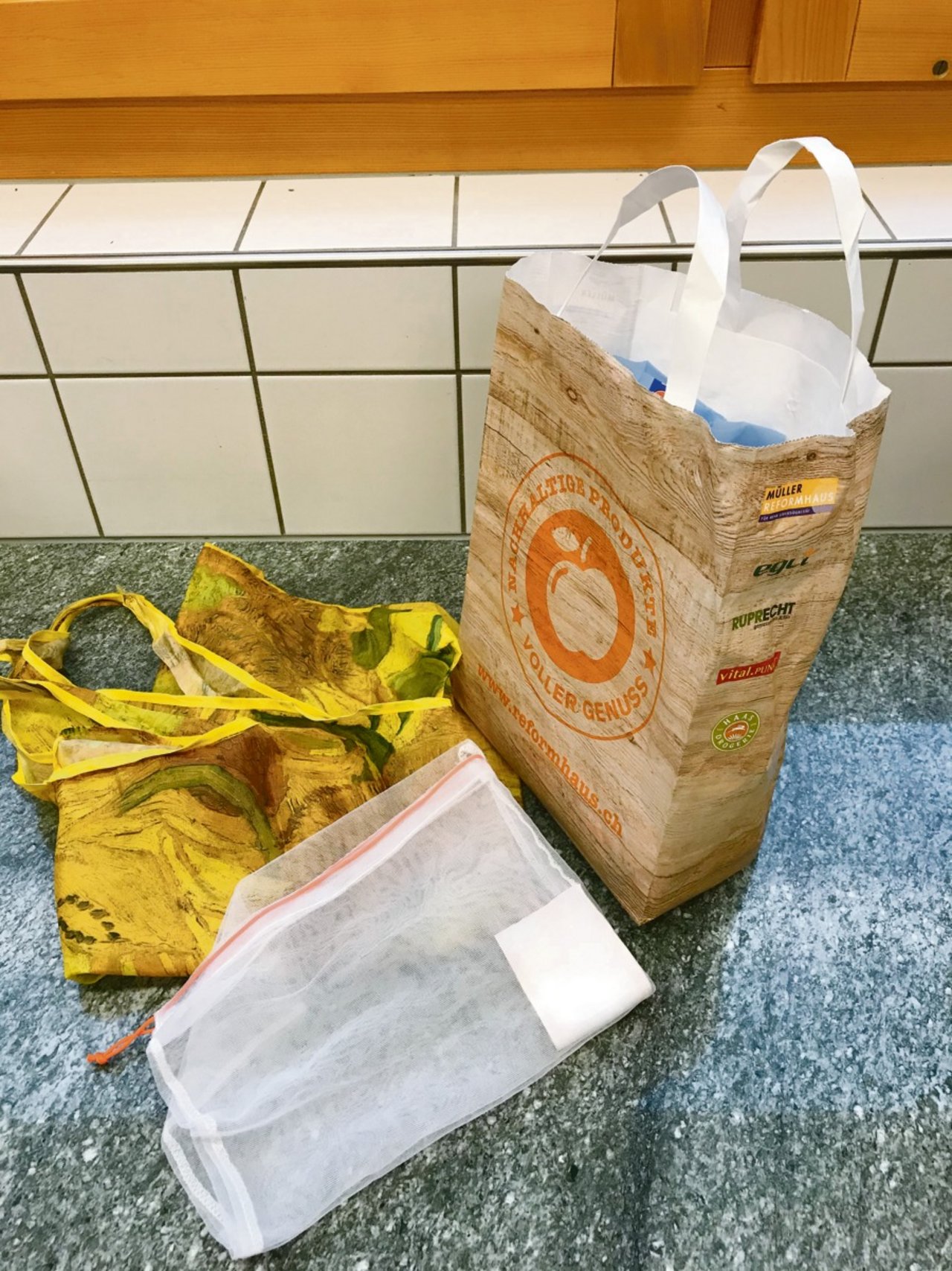 Taschen und Säcklein beim Einkaufen selber mitbringen: Eine kleine Tat, vermindert jedoch Abfall.(Bild Marlis Hodel)