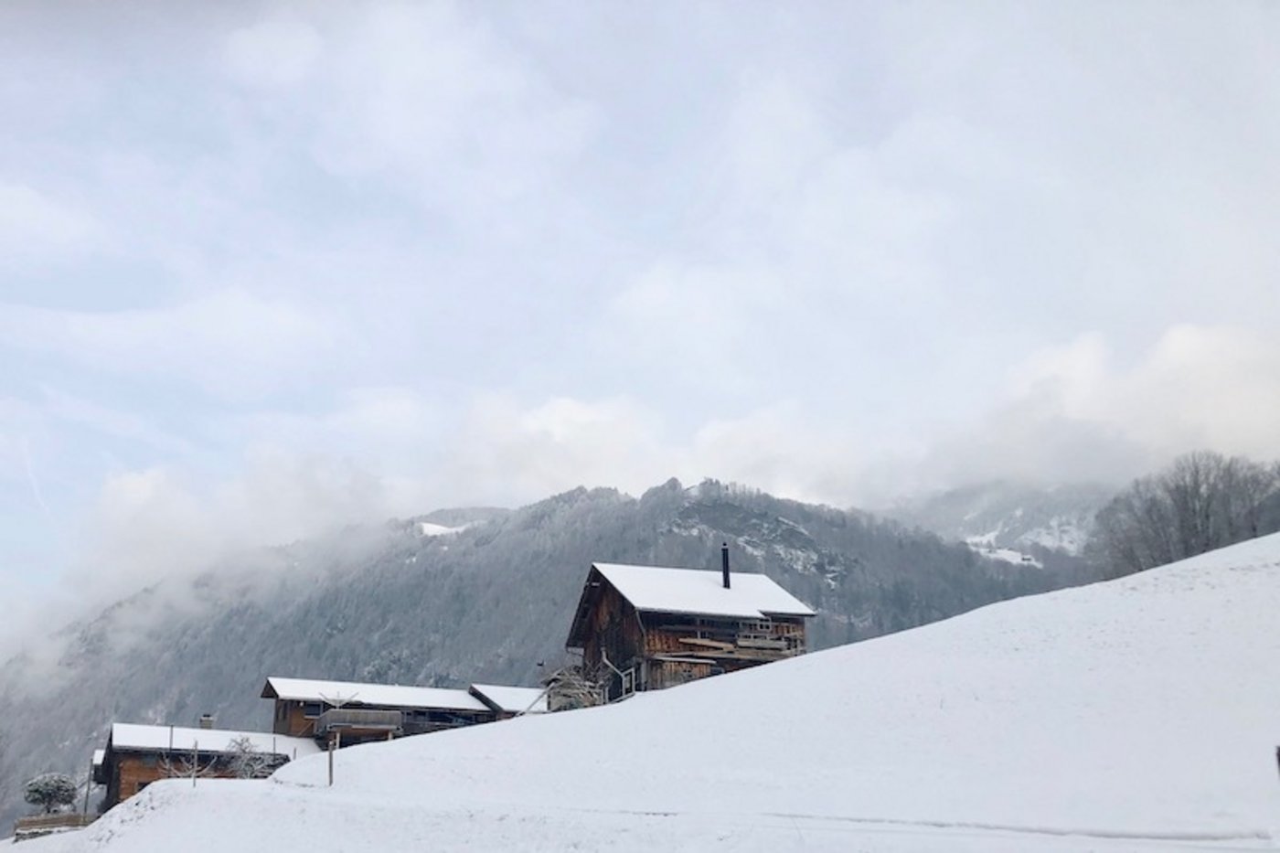 Im untersten Gebäude wohnt Hansjakob Marti mit seiner Frau Vreni.