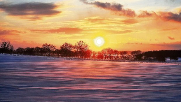 Ein schöner, stimmungsvoller Sonnenuntergang. Doch die eisigen Winde blasen ungehindert über das flache Land und sorgen für ordentliche Schneeverwehungen – die man dann natürlich wegräumen muss.