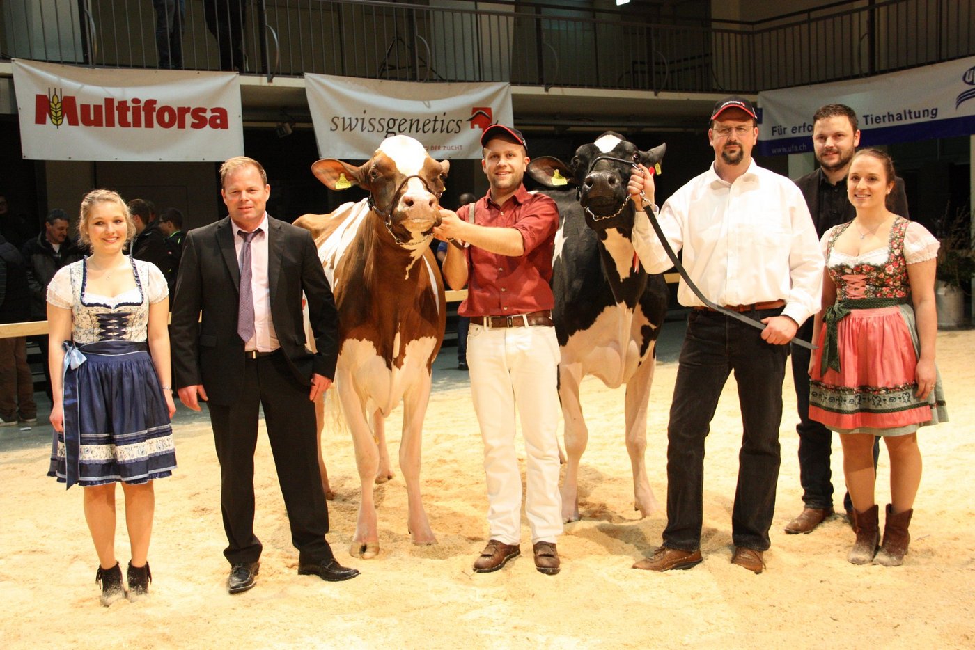 Das  hohe Niveau der Kühe wurde geschätzt: (v. l. n. r.) Angela Balmer, Richter Pascal Henchoz, Sidney Red an der Hand von Alex Barenco, Winhniana mit Marc Junker, Ringassistent Martin Ruchti und Ursula Tröhler. (Bild aw) 