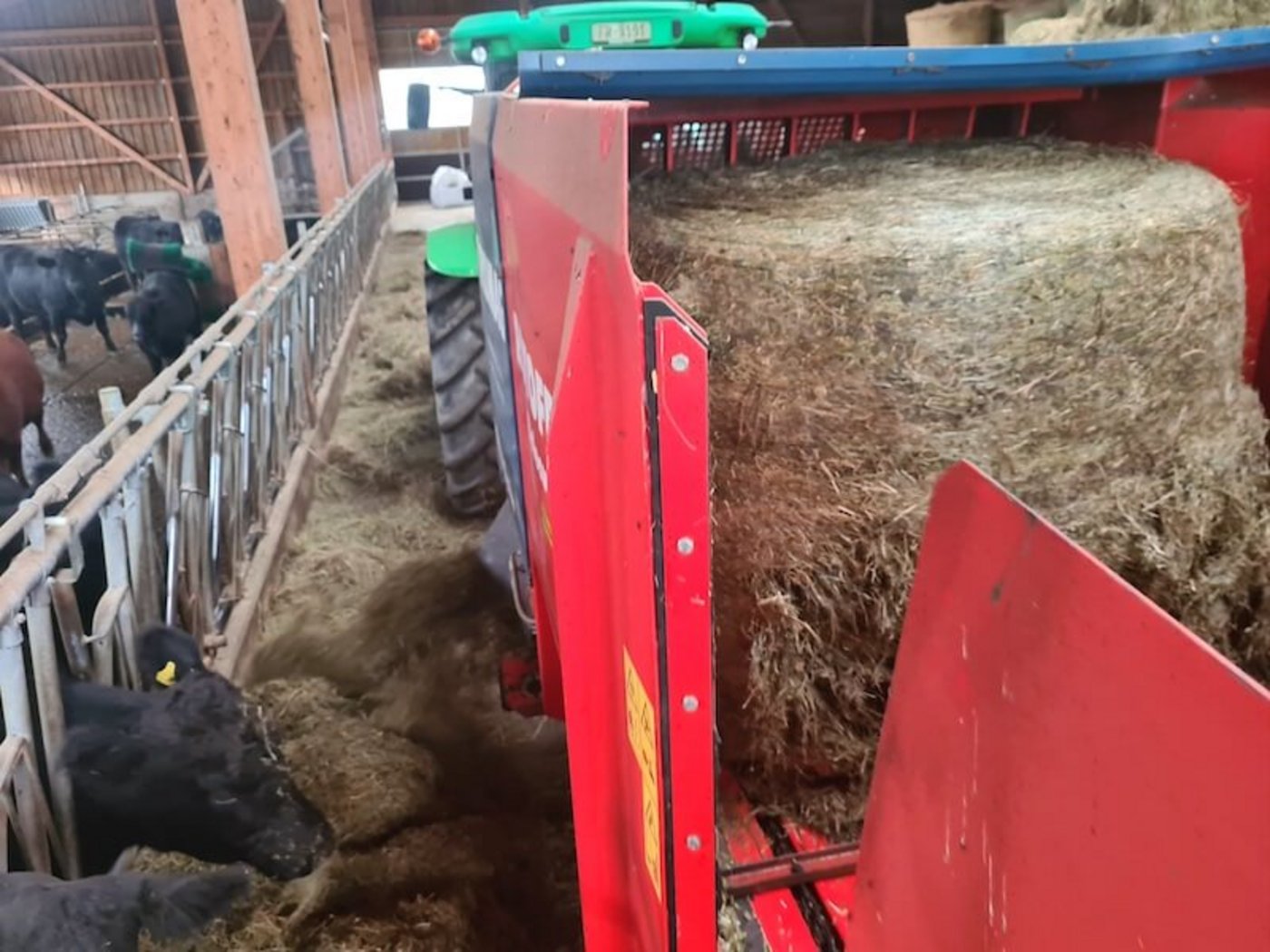 Mit einem Förderband wird das Futter an die Futterachse gelegt.