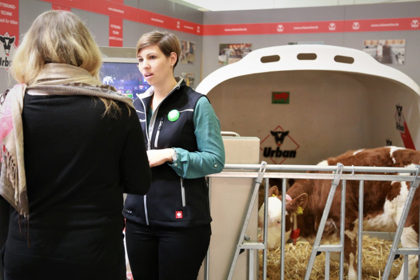 Schnell kommen Agrarscouts (schwarze Weste, grüner Anstecker) mit dem Publikum in Kontakt. Besonders, wenn sie neben den süssen Kälbern stehen, die viele Leute anlocken.
