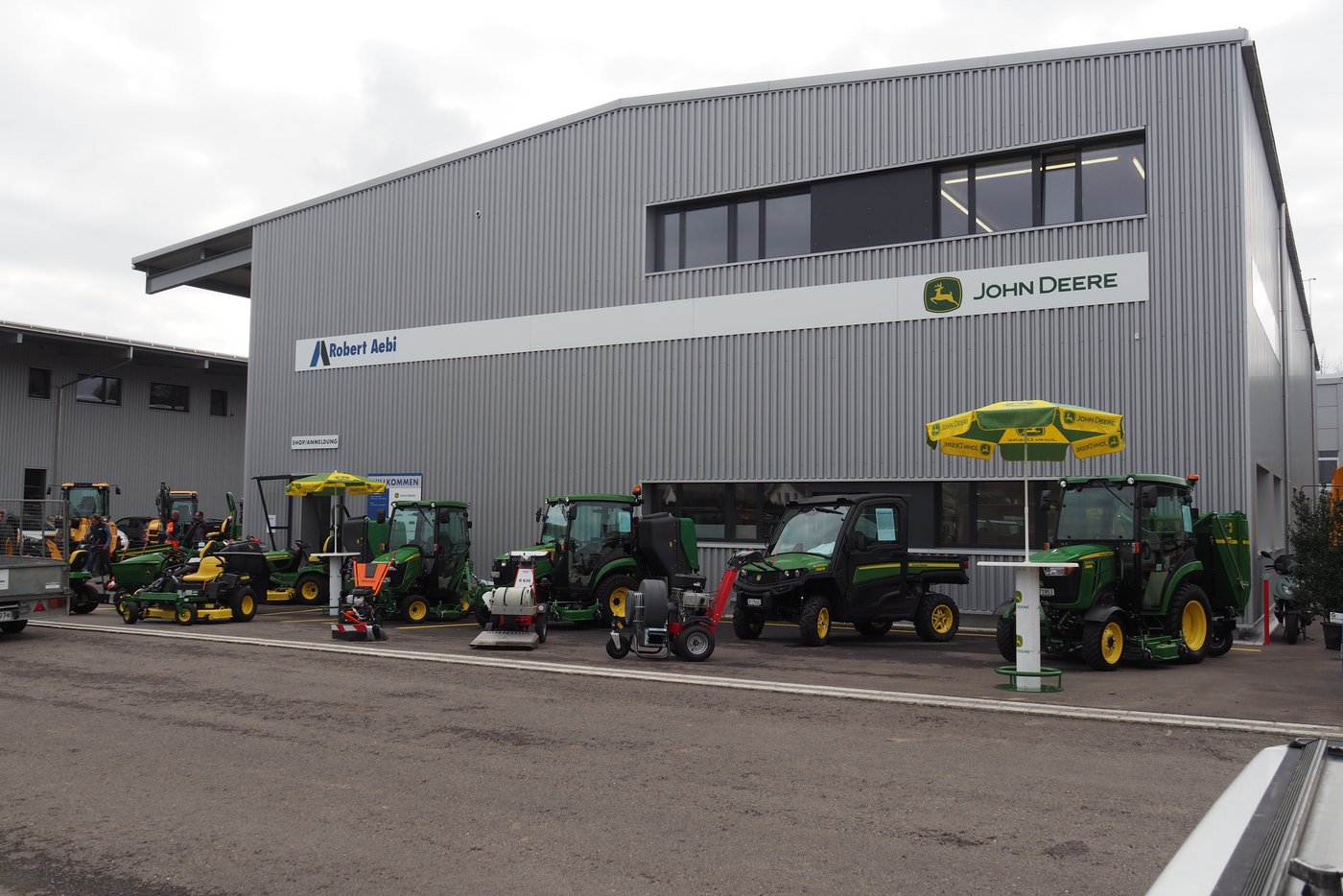 So präsentiert sich die funktionale Halle von aussen.