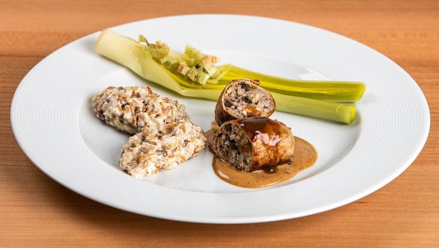 Dörrfrucht-Hackfleisch-Vögel mit Kernotto und Lauchgemüse. (Bilder SRF/Ueli Christoffel)