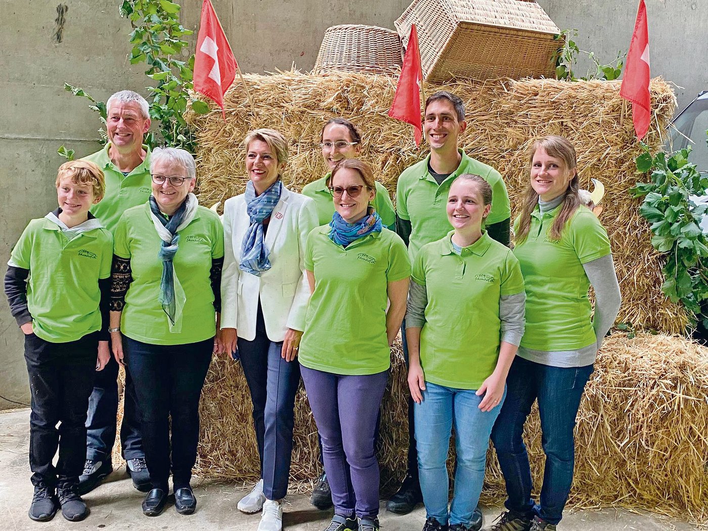 Hoher Besuch für die Brunchanbieter: Bauernfamilie Priska und Werner Felder mit Bundesrätin Karin Keller-Sutter.  (Bild zVg)