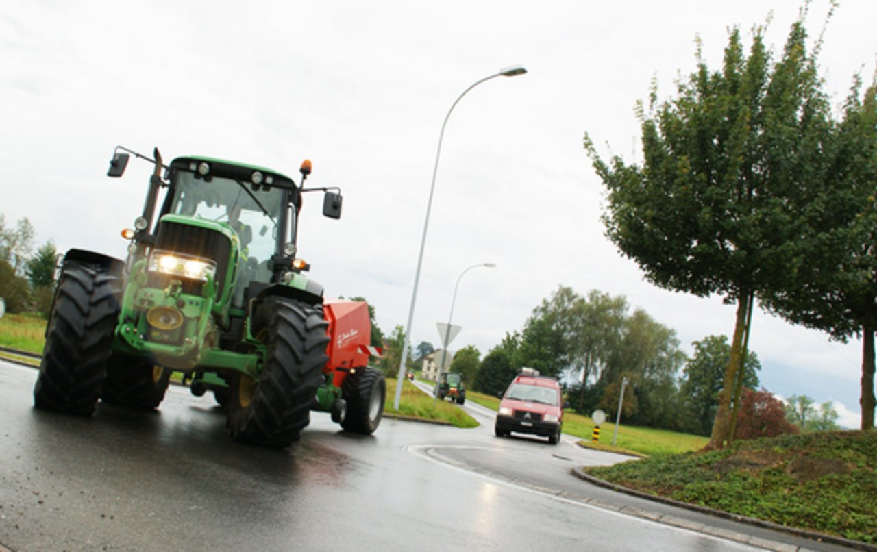 Moderne Traktoren sind durch ihre Ausstattung mit Assistenzsystemen und Fahrerschutz-Einrichtungen relativ sicher. (Bild/lid)