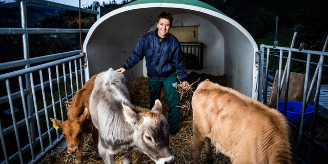 Landfrauenküche 2019 - Flurina Candinas Foto-Shooting mit Kälber (Bild: SRF/Ueli Christoffel)