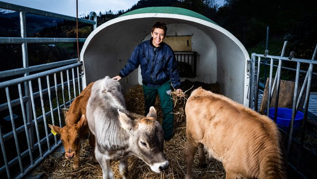 Landfrauenküche 2019: Die etwas andere Sicht auf das Menü von Flurina Candinas Landfrauenküche 2019 - Flurina Candinas Foto-Shooting mit Kälber (Bild: SRF/Ueli Christoffel)