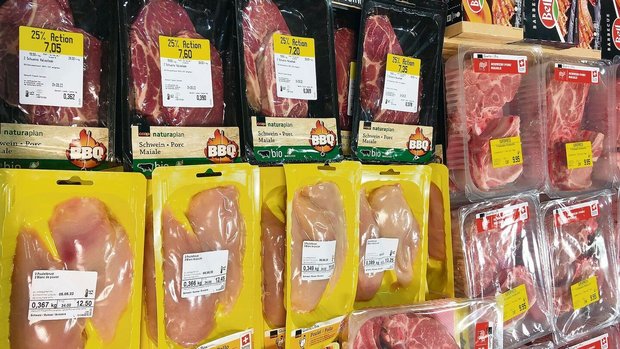Der Labelanteil bei Rind, Kalb und Schwein ist zwar vergleichsweise hoch. Der Schweizer Tierschutz will den Absatz aber weiter ankurbeln und fordert deshalb, die Margen für Labelfleisch zu reduzieren.