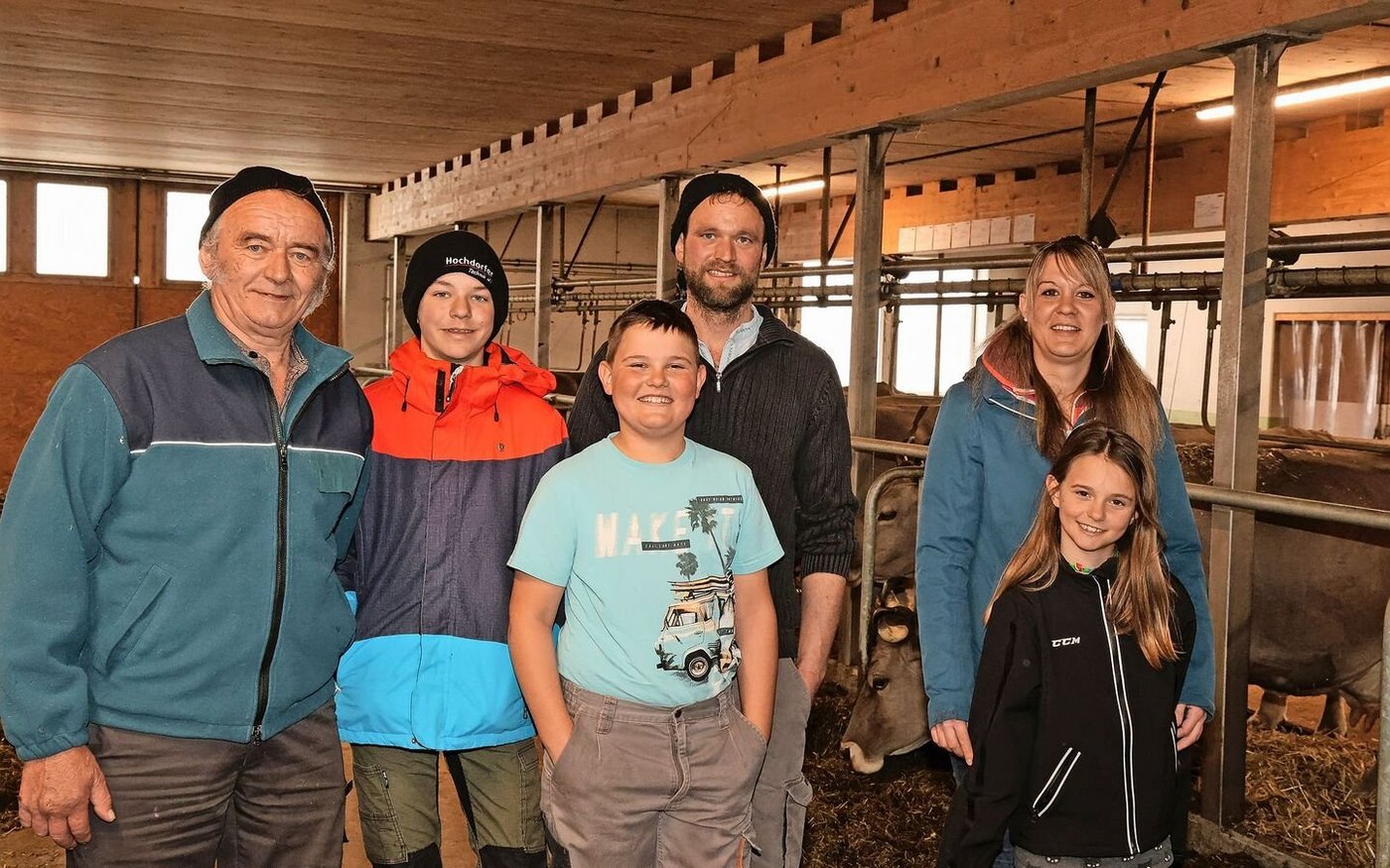 Fabienne und Ernst Brunner (hinten rechts) mit ihren Kindern Lia, Roman und Pascal sowie Seniorchef Jakob Brunner. 