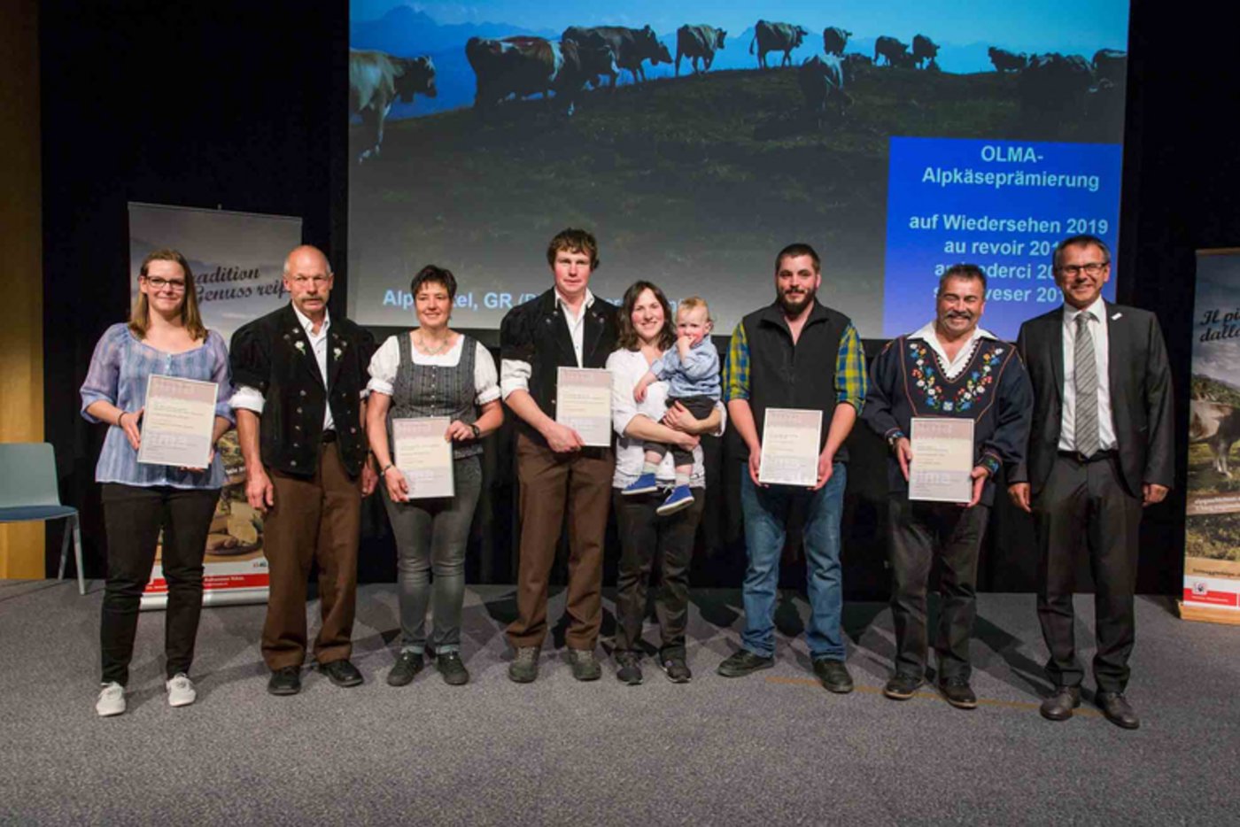 Sieger aller Kategorien (von links): Martina Jost, Kurt und Vreni Schletti, Silvan und Doris Allemann, Marco Luchsinger und Josef Schumacher sowie Markus Hobi (Jury-Vorsitz). (TKF)