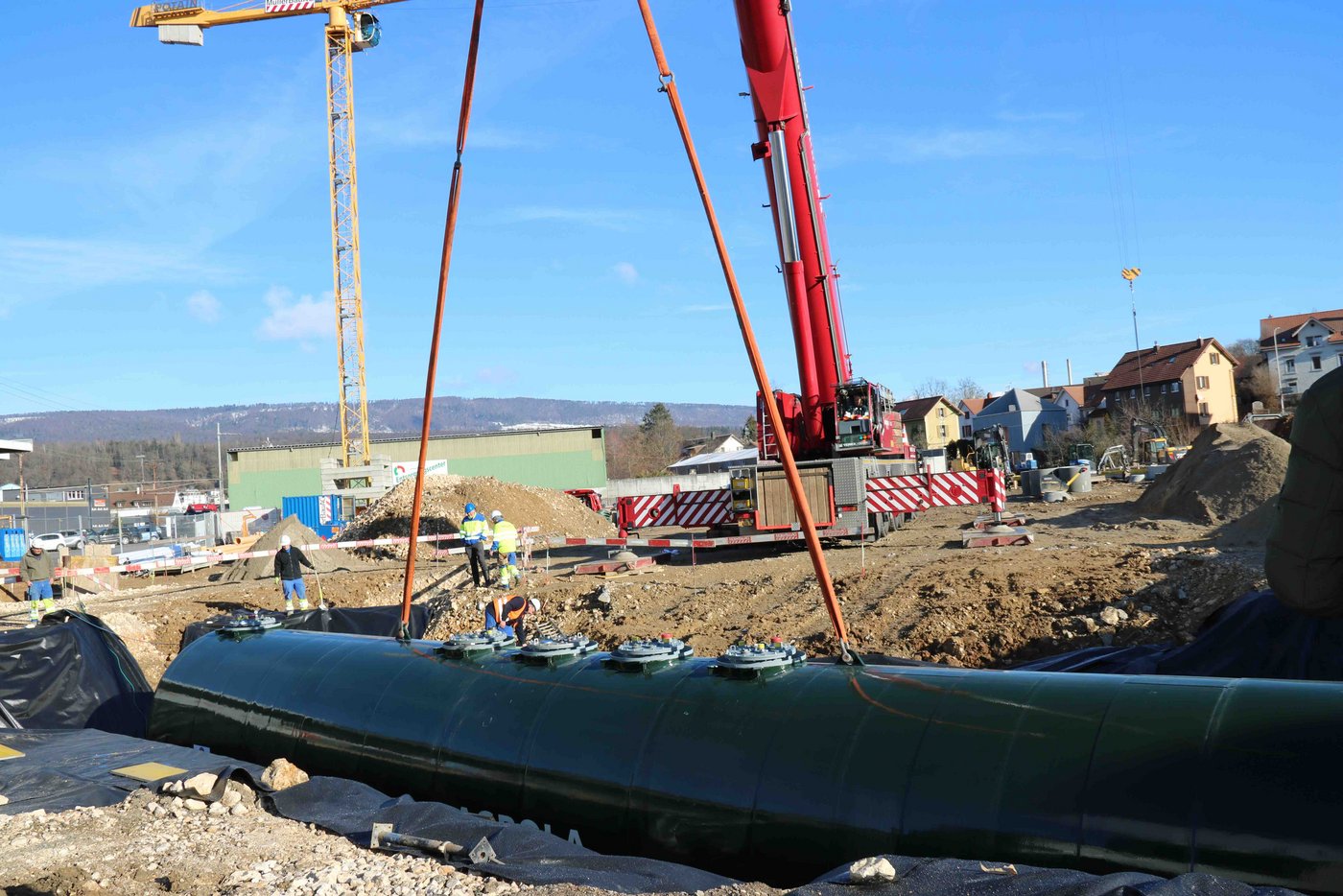 Nachdem keine Fehlerquellen entdeckt wurden, wird der Tank in das vorbereitete Erdloch gesteuert. 