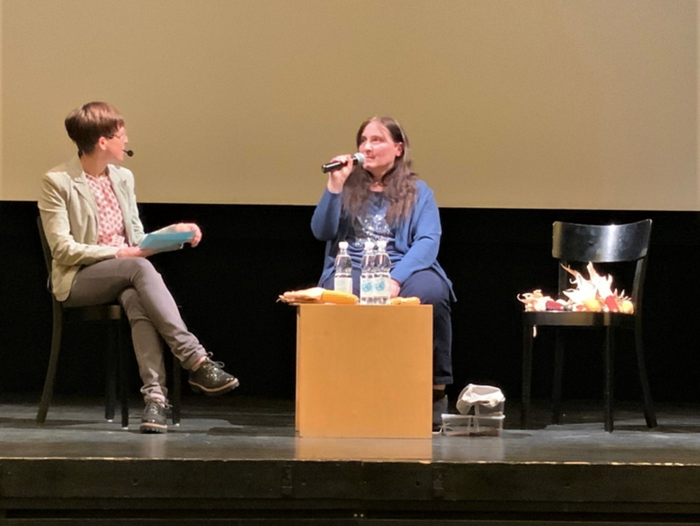 Lisa Vogt, Leiterin Hauswirtschaft an der Liebegg, befragte Sonja Basler über die Situation von Schweizer Saatgut. (mg)