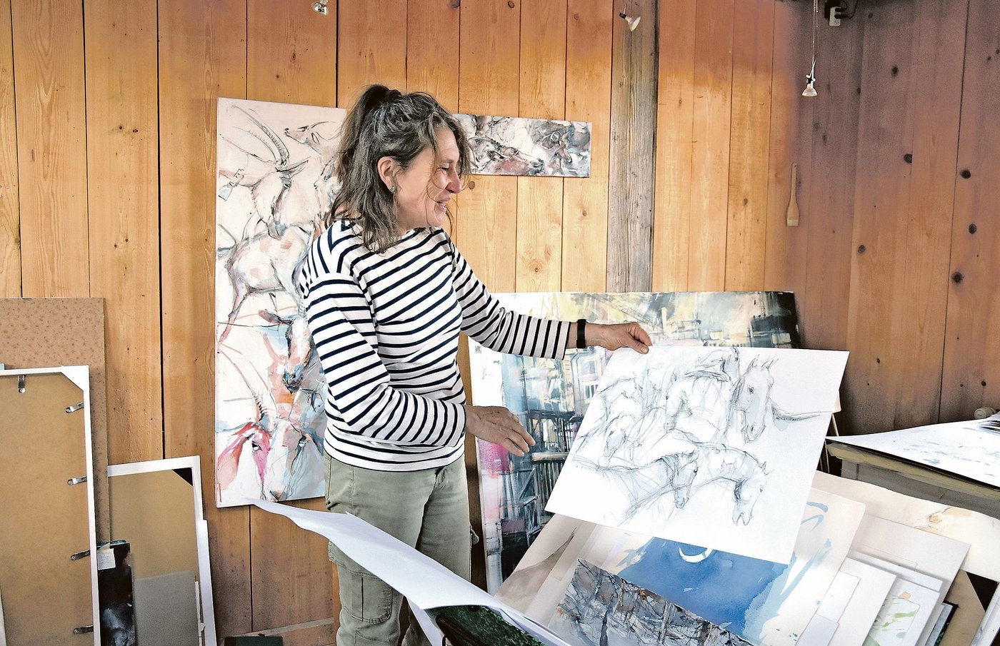 Die Künstlerin im Atelier, welches im alten Getreideraum des Spychers entstanden ist. (Bild BauernZeitung/sjh)