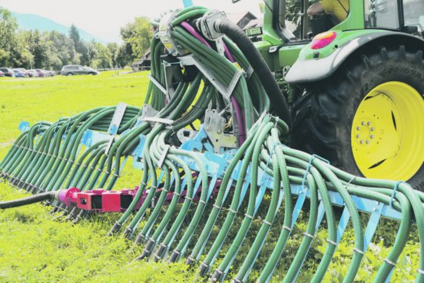 Ein Schleppschlauch erfüllt gleich mehrere Aufgaben: Einerseits werden die Ammoniakverluste reduziert und andererseits werden Pflanzenteile viel weniger mit Gülle verschmutzt. (Bild BauZ)