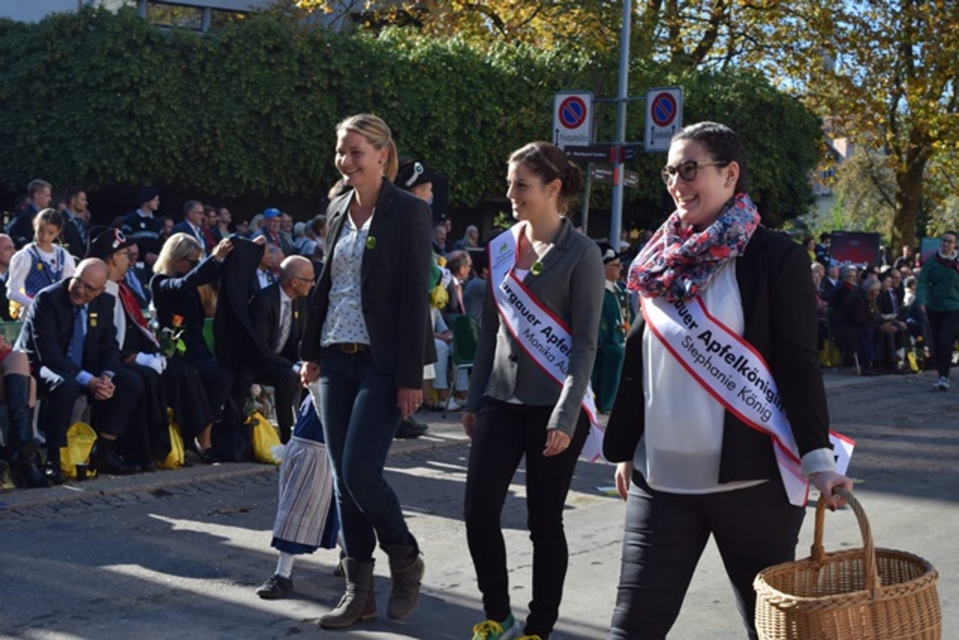 Den Abschluss des Umzugs bildeten die ehemaligen Apfelköniginnen.