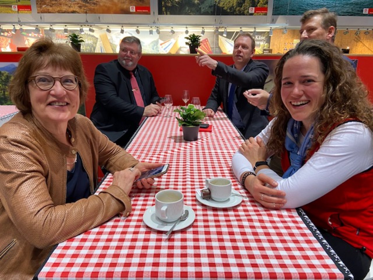 Familientreffen: Marianne Rediger mit Tochter Caroline bei einer kleinen Pause am Schweizer Stand. (Bild akr)