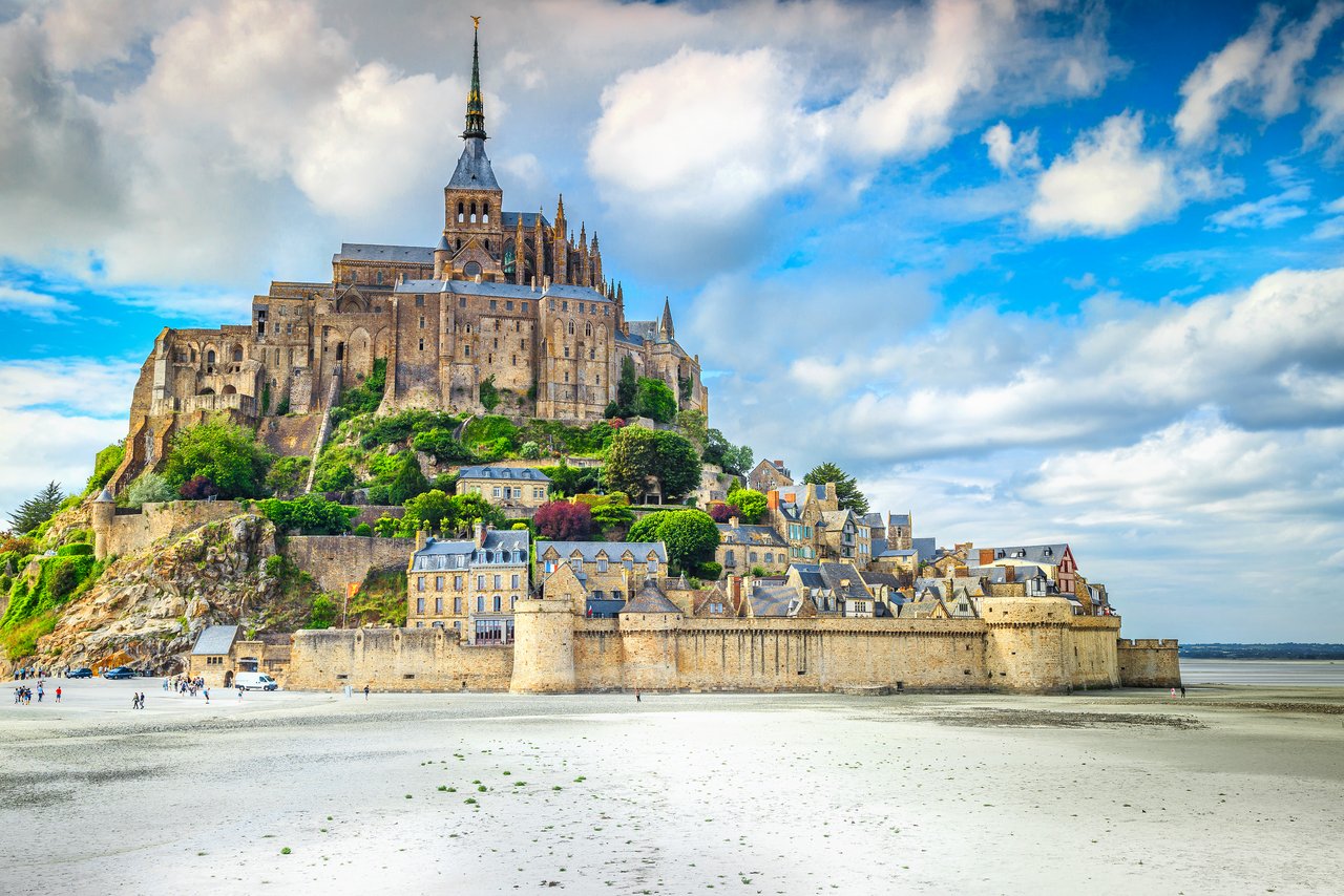 Normandie: Berühmt für den Mont-Saint-Michel und die D-Day-Strände, bietet die Normandie auch Klöster, Kathedralen und Schlösser, wild romantische Klippen und schöne, weite Landschaften.