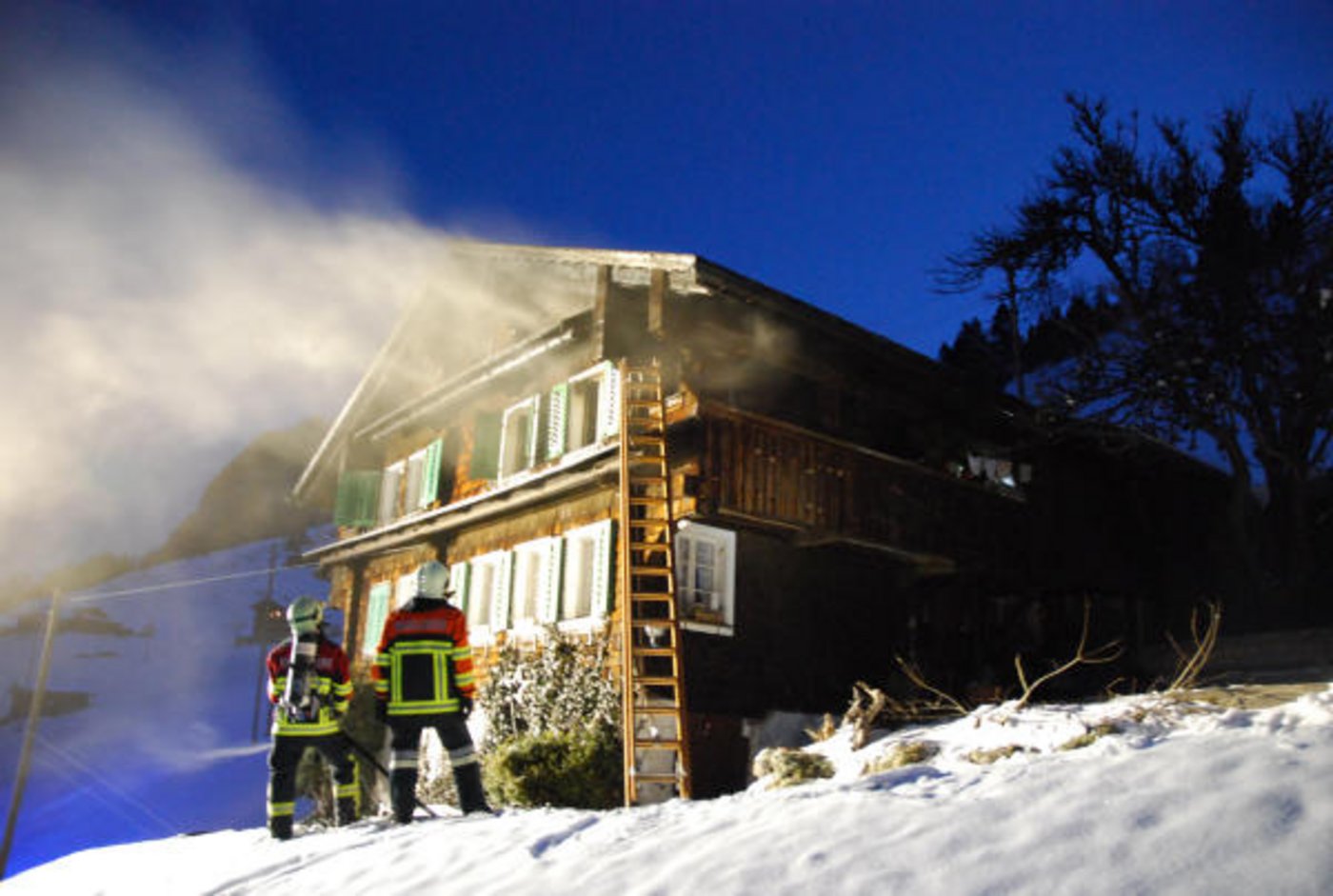 Obwohl die Feuerwehr einen Vollbrand verhindern konnte, ... (Bilder Kapo OW)