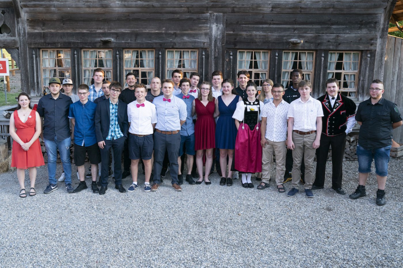 Die diplomierten frischgebackenen Milchtechnologen und Milchpraktiker, die in Affoltern i. E. ihren Absschluss feierten. (Bild zVg)